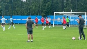 记者：申花今天只有16人参加训练，助理教练亲自上阵