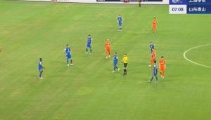 刘洋投诉马纳法禁区内手球，VAR介入后麦麦提江示意没有犯规